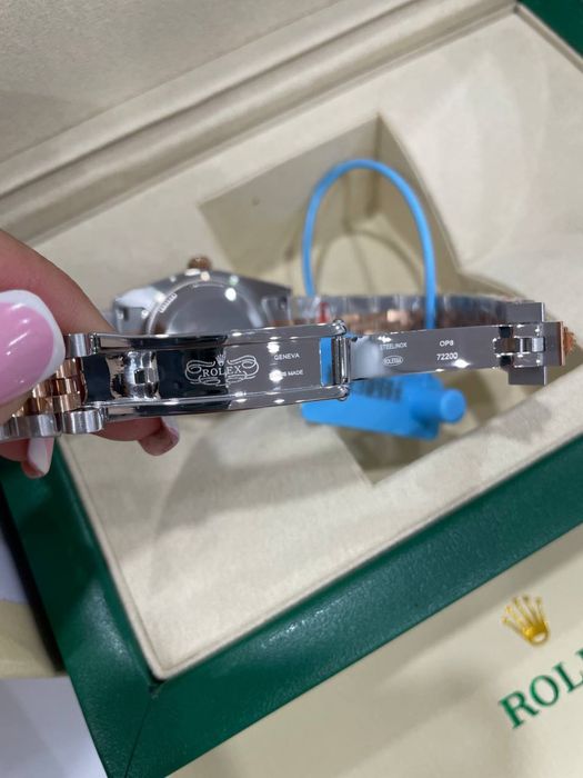 Годинник Rolex в різних кольорах
