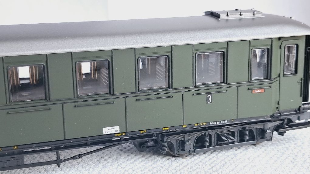 Wagon osobowy drugiej klasy firmy Roco H0