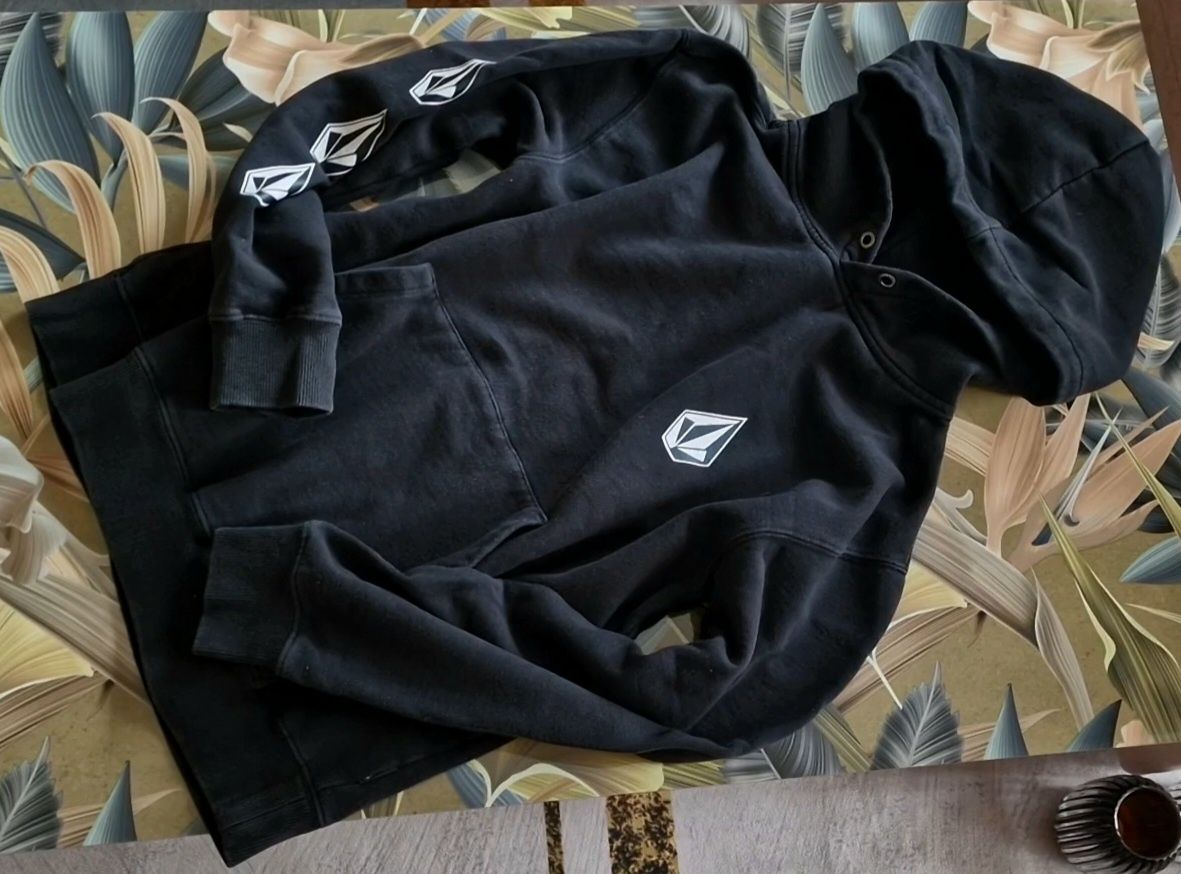 Bluza czarna z kapturem Volcom plus koszulki rozmiar 152/158