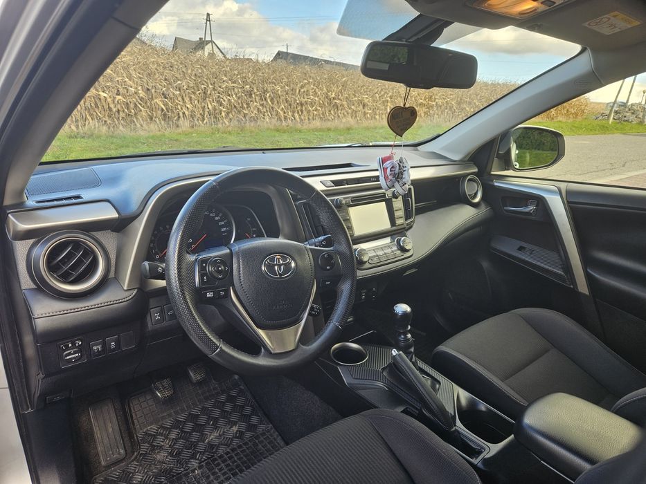 Toyota rav4 2015 rok