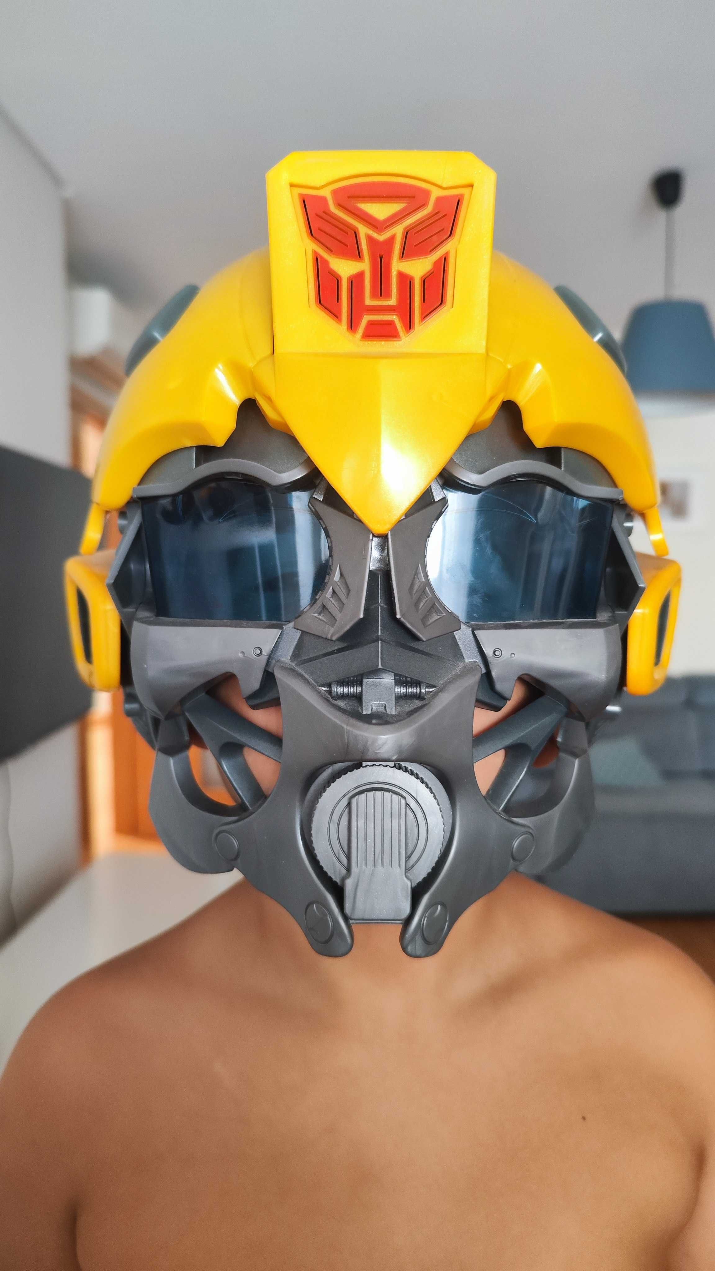 Lote de brinquedos com Capacete Transformers Bumblebee e outros