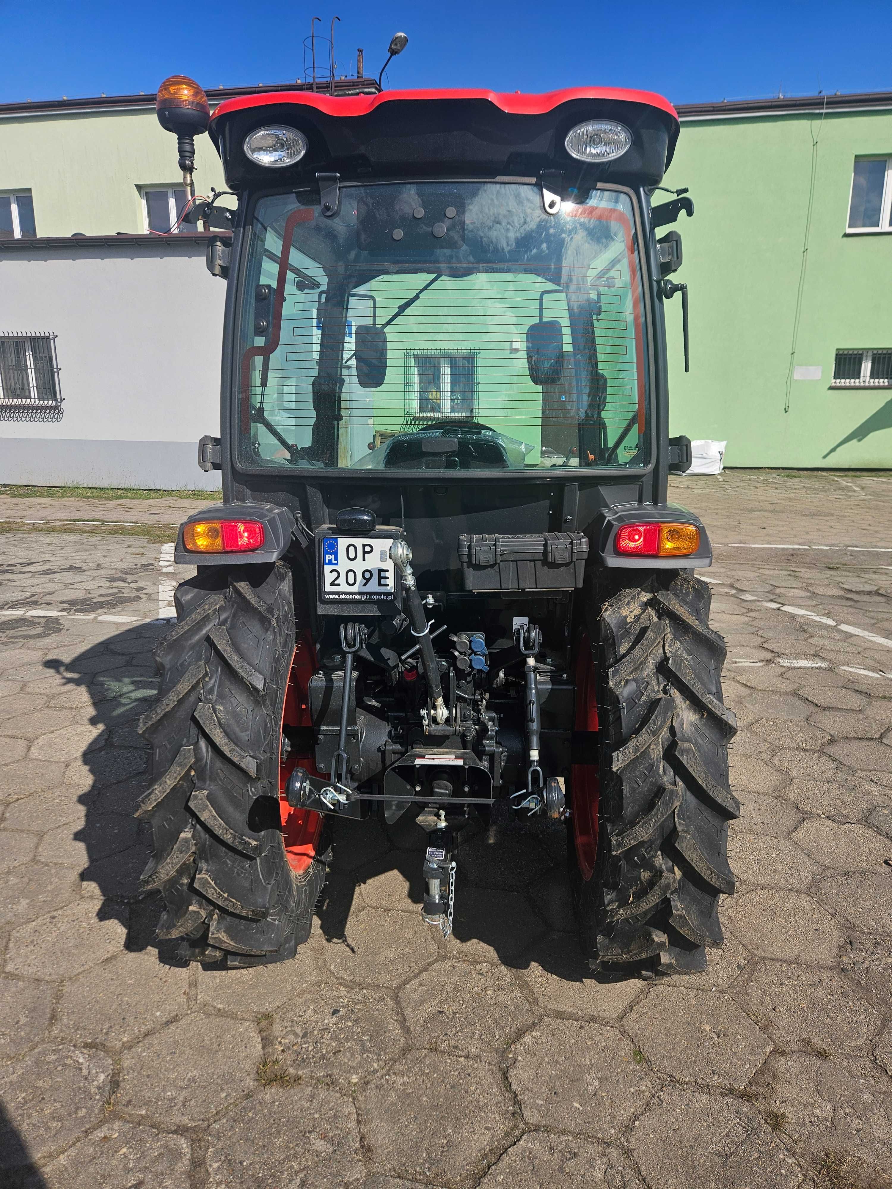 Ciągnik Kioti DK 6020  z pługiem 57 mg