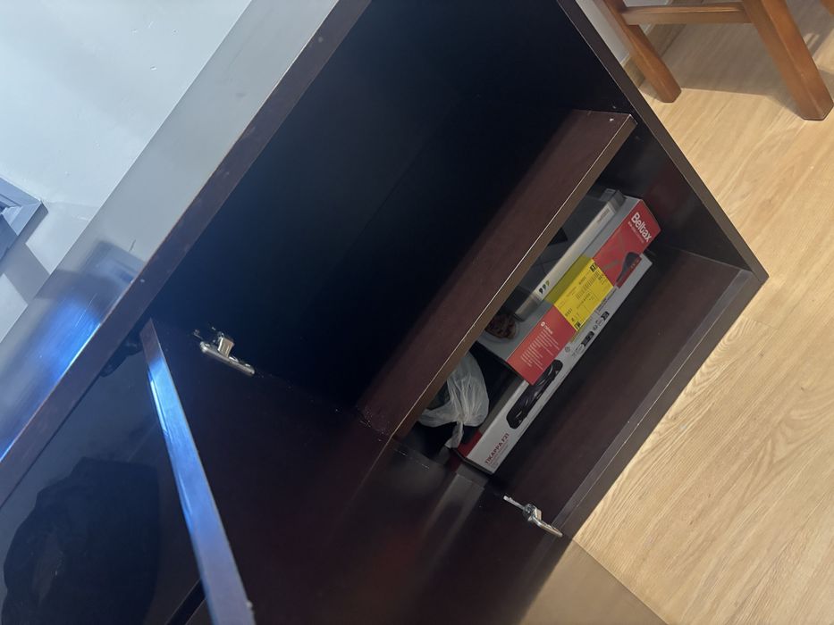 Movel de madeira e portas em vidro , semi novo mas ta como novo