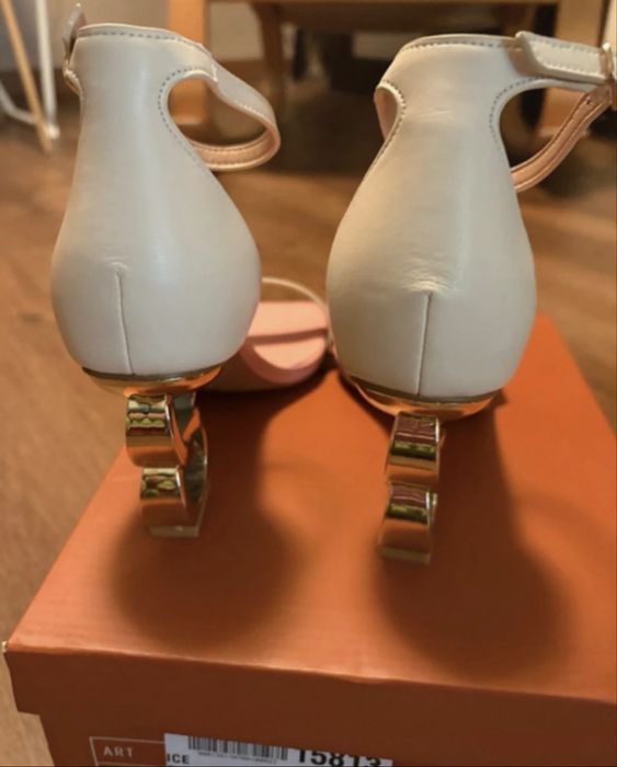 Sandálias exé em pele novas