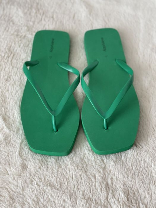 Жіночі шльопанці