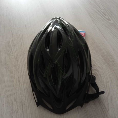 czarny kask rowerowy