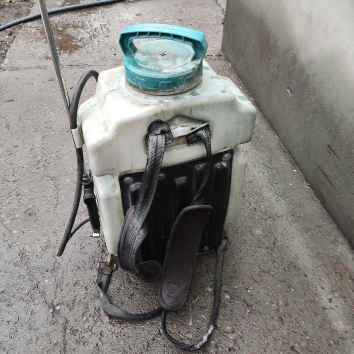 Продам оприскувач Хюндай на 16 літрів об'ємом