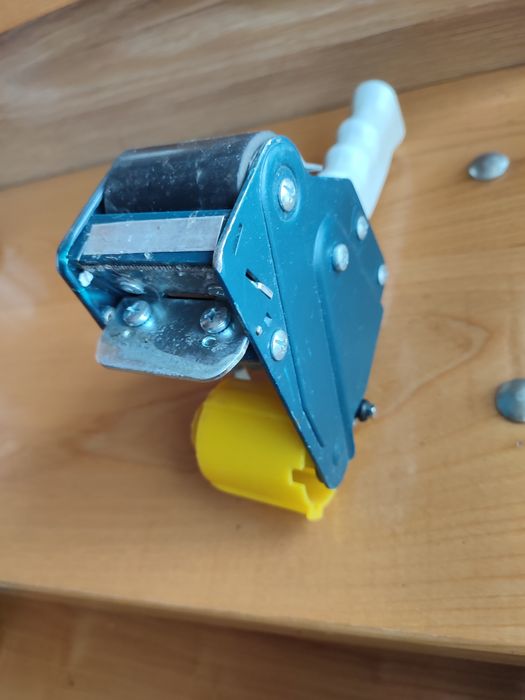 Розмотувач для скотчу пакувальний.