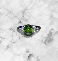 Pierścionek srebrny zielone oczko kryształy