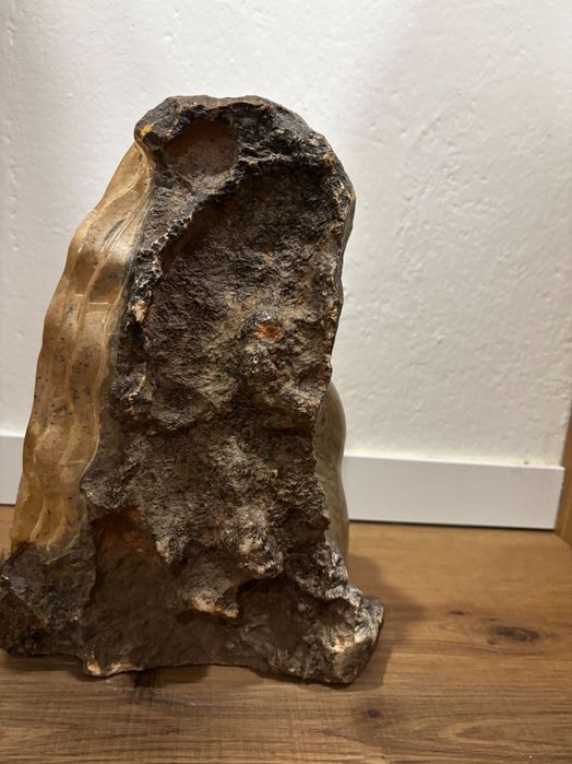 Duas estátuas em mármore 
Mulher grávida e busto de homem