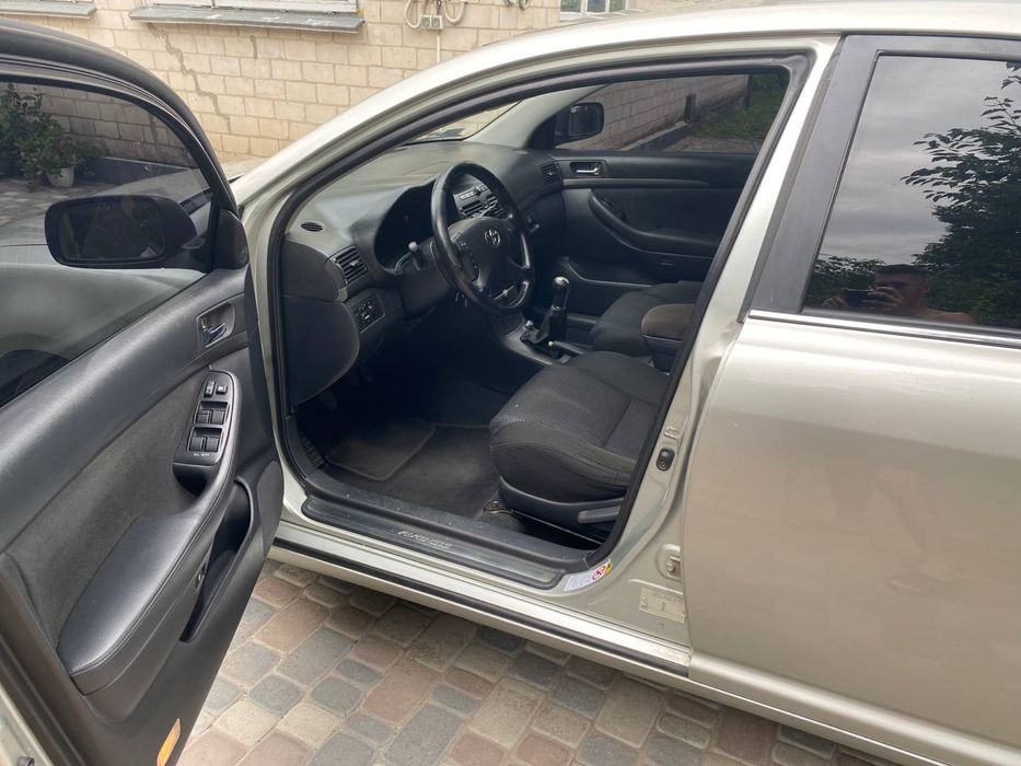 Toyota avensis 2003