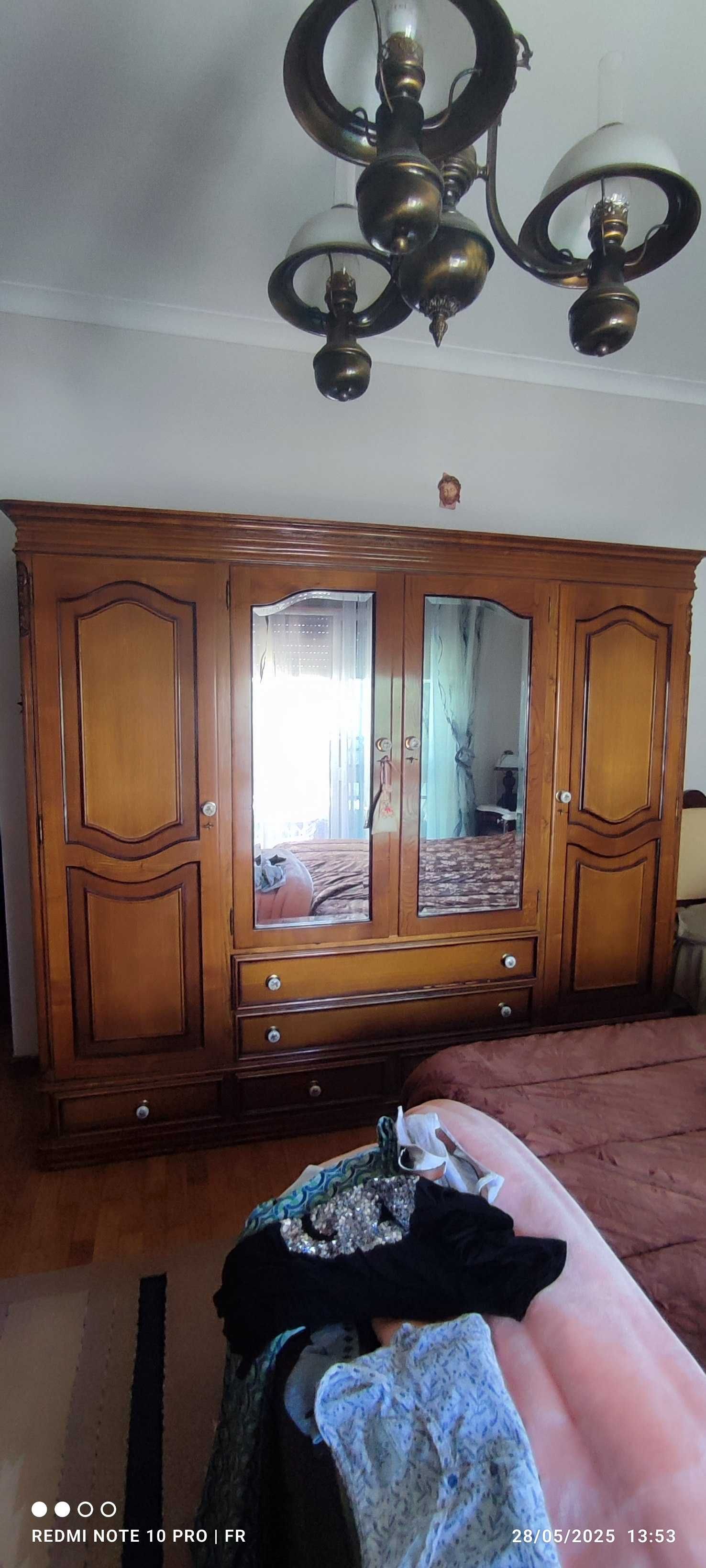 Mobília de quarto completa em madeira maciça.