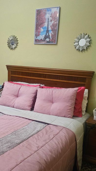 Cama de casal em madeira com colchão em ótimo estado