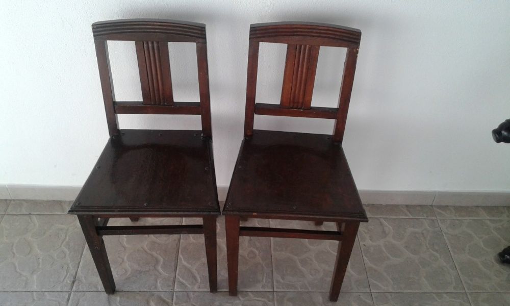 2 cadeiras de madeira antigas