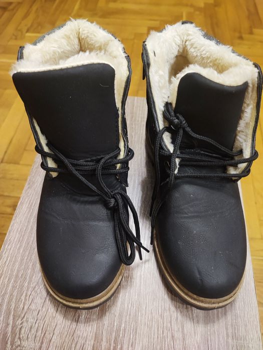 Жіночі ботінки нові