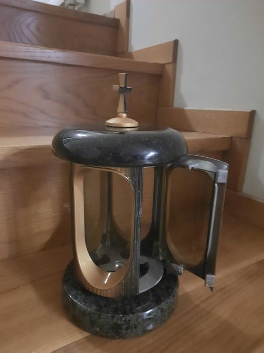 Duży znicz granit, aluminium, szkło