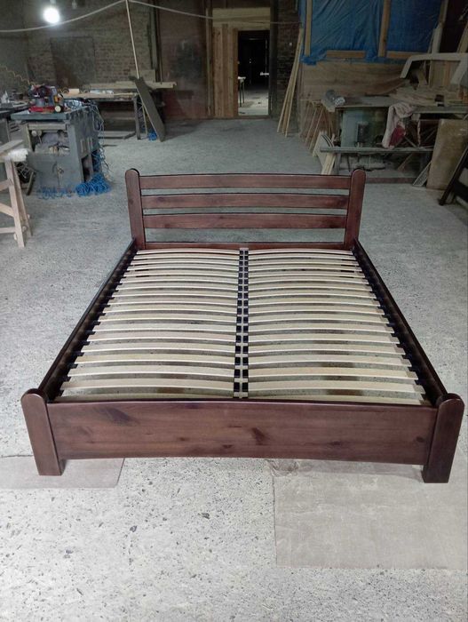 Дерев'яне ліжко Деревянная кровать Матраци теж є