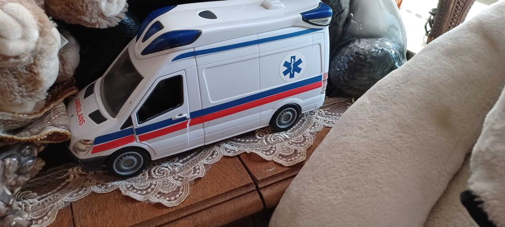 zabawka plastikowa Ambulans-używana