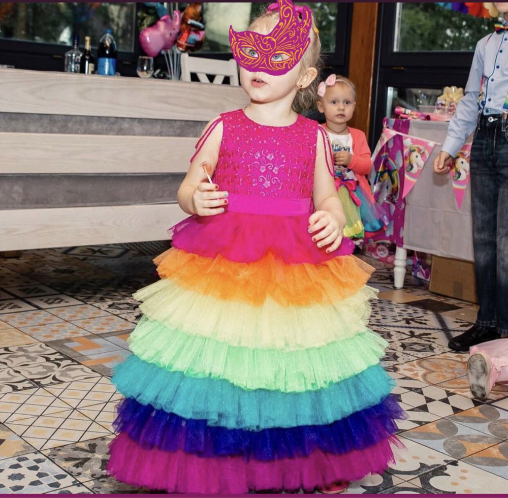 Платье нарядное очень красивое на девочку 3 года, малиновое