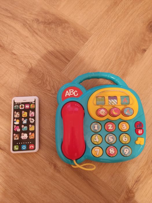 Zabawkowy telefon stacjonarny i komórkowy