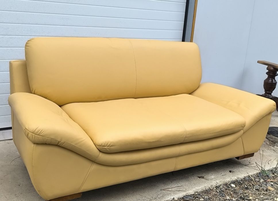 Sofá-cama em pele — amarelo elegante e confortável