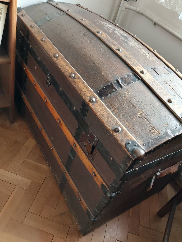Kufer zabytkowy drewniany