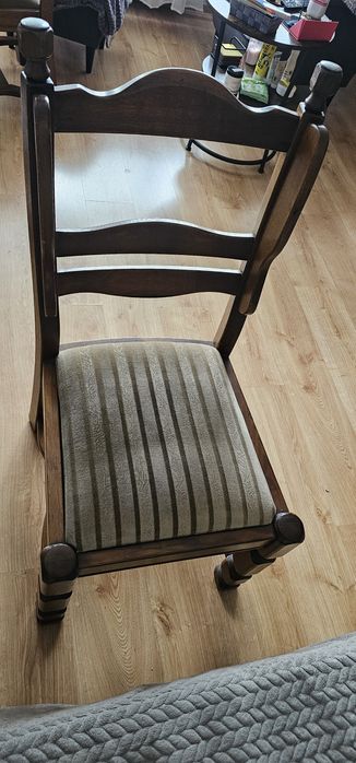 4 krzesła I rozkładany stół.