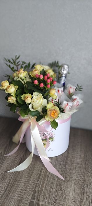 Подарунки.Квіткові комплзиції.Квіти. Подарунки до дня вчителя