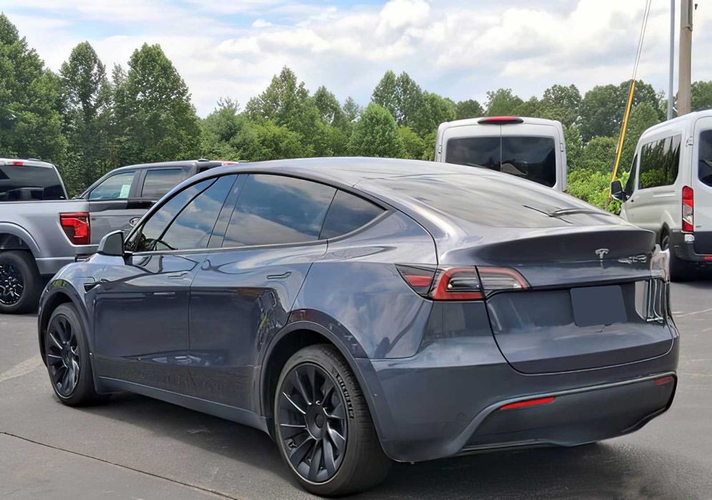 Tesla Model Y      2022