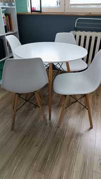 Okrąg stół z krzesłami