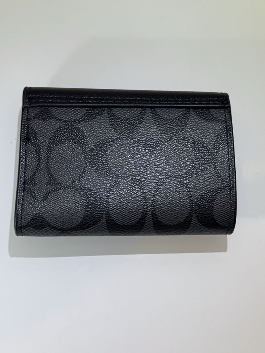 Carteira coach preta e cinza com logo em dourado