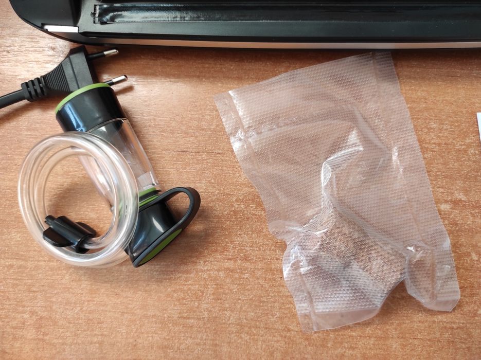 Вакуумний пакувальник FoodSaver FFS016X