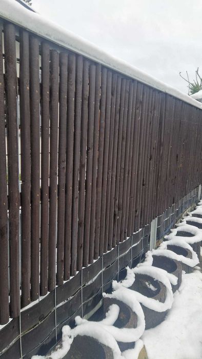 Półwałki, wałki, słupki, palisada drewniana, ogrodzenie, sztachety