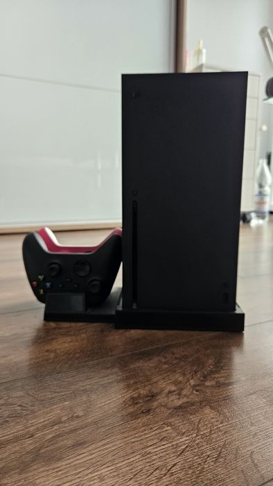 Xbox Series X + 2 pady + stacja ładująco-chłodząca – zestaw idealny!