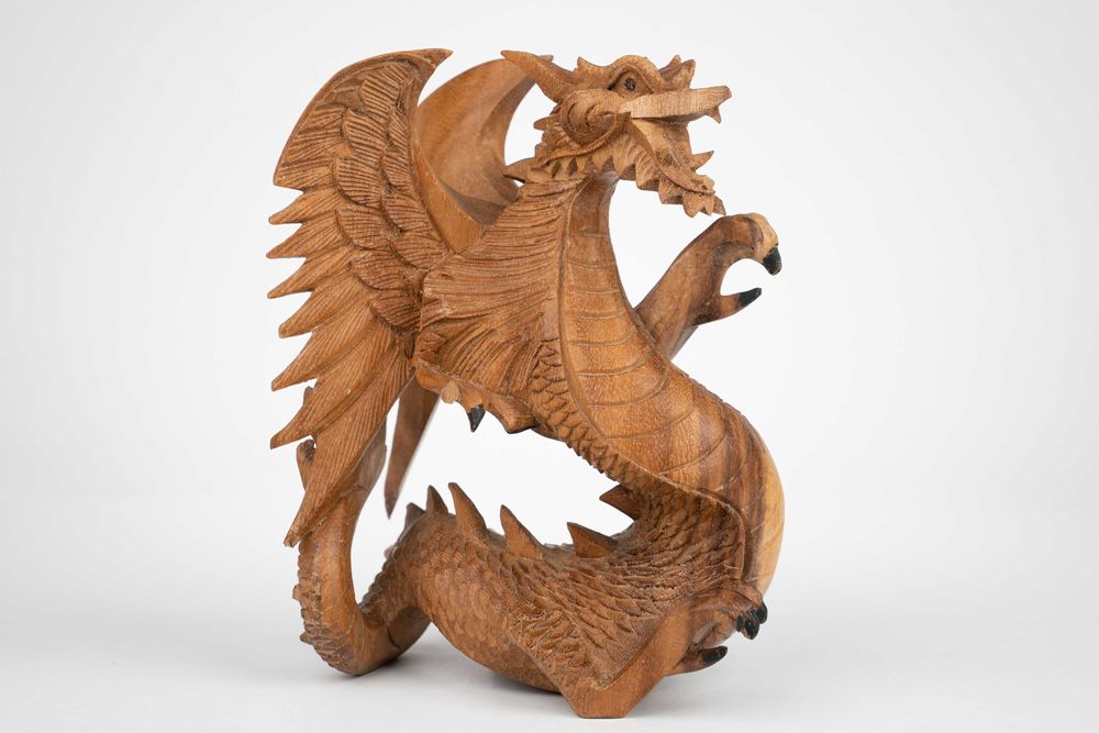 Дракон вирізьблений з дерева ручна робота фігурка статуетка дракона