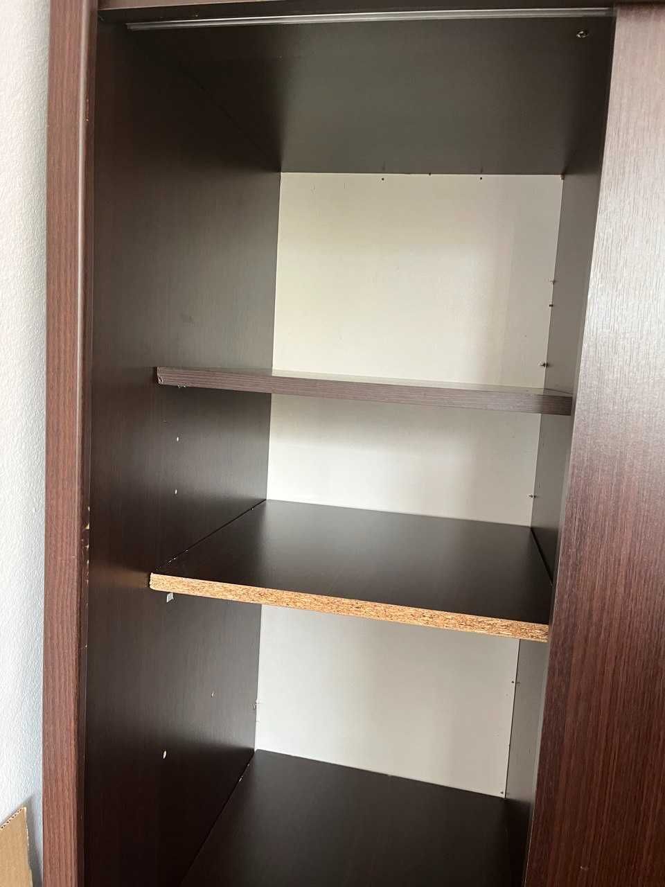 Szafka używana, czarna, lekko uszkodzona.