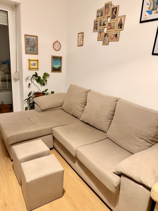 Sofá em L Bege com 2 Puffes