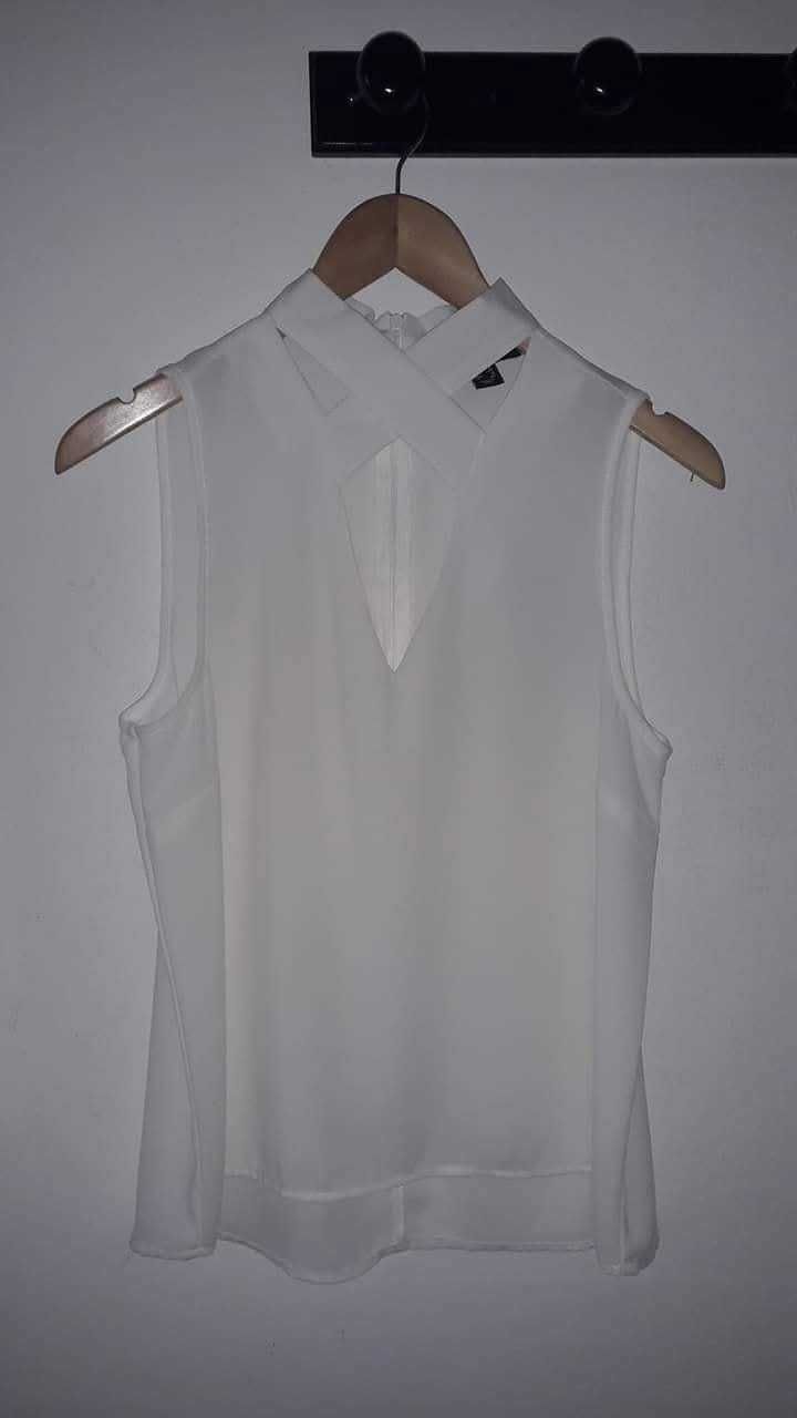 Várias peças de roupa