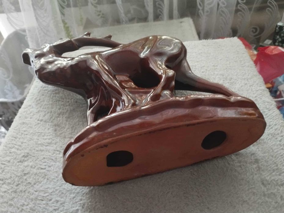 Figurka ryczącego jelenia
