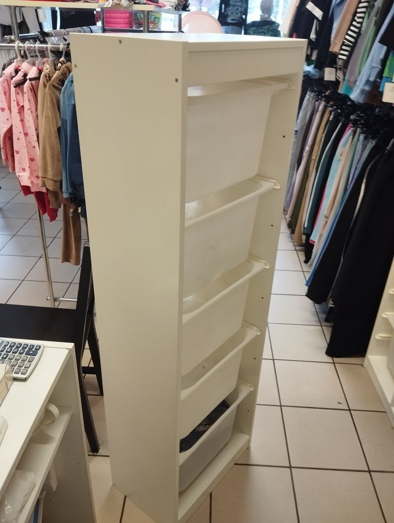 Regał z pojemnikami