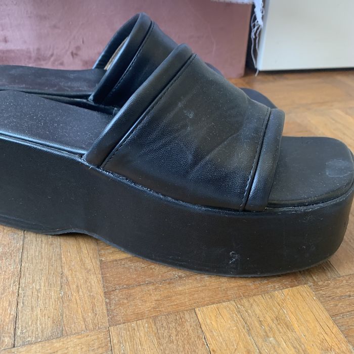 Sandálias pretas de plataforma