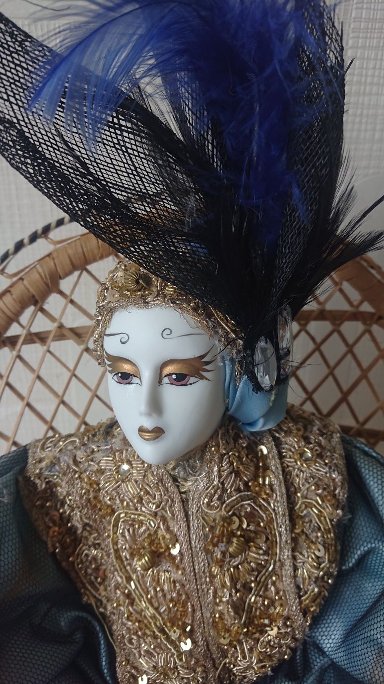 Фарфоровая венецианская кукла