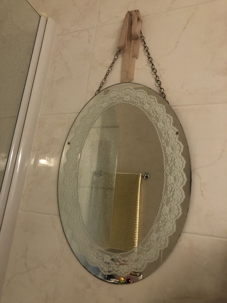 Espelho oval com print renda e corrente