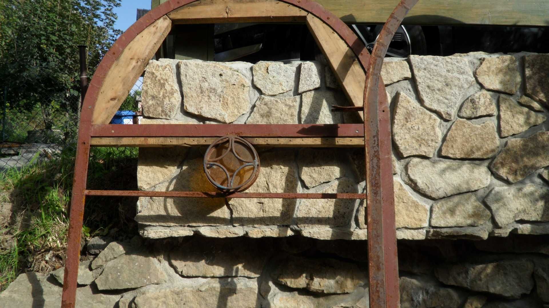 Rama - konstrukcja metalowa drzwi wejściowe łukowe stare