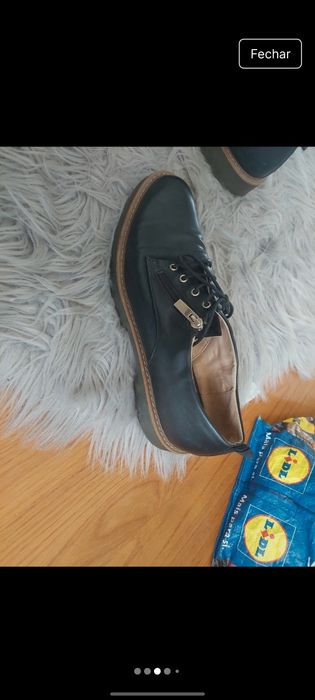 Sapatos com atacador e fecho