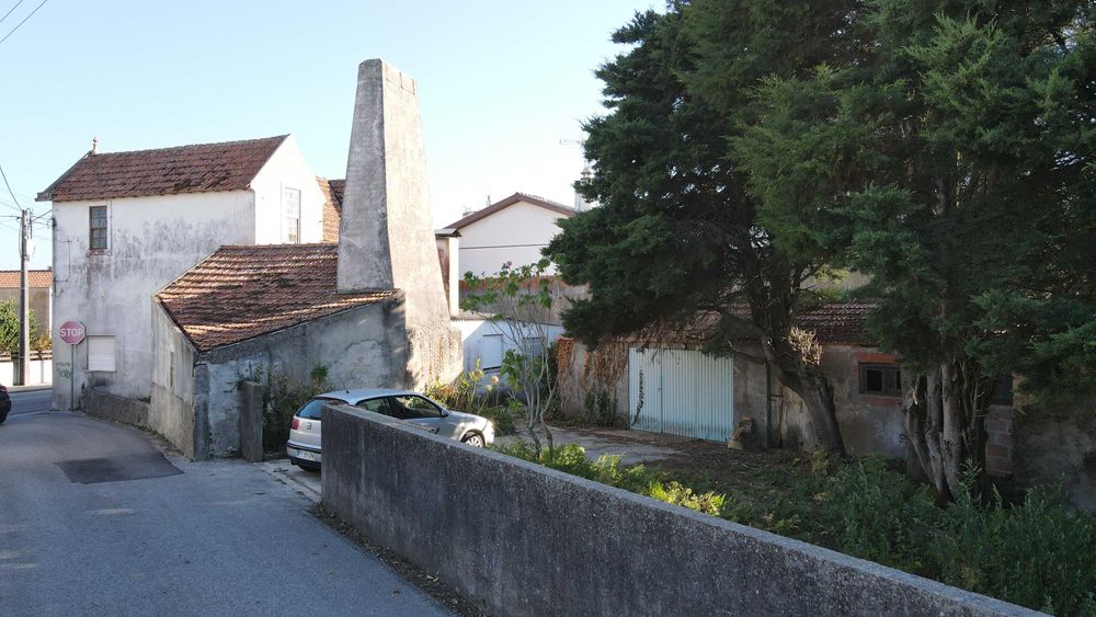 Vende-se moradia, anexos e terrenos adjacentes no centro de Mira