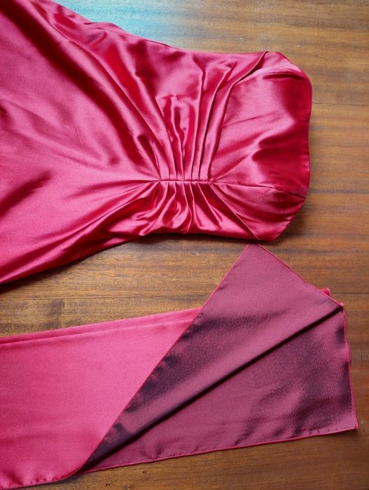 Vestido comprido vermelho com écharpe