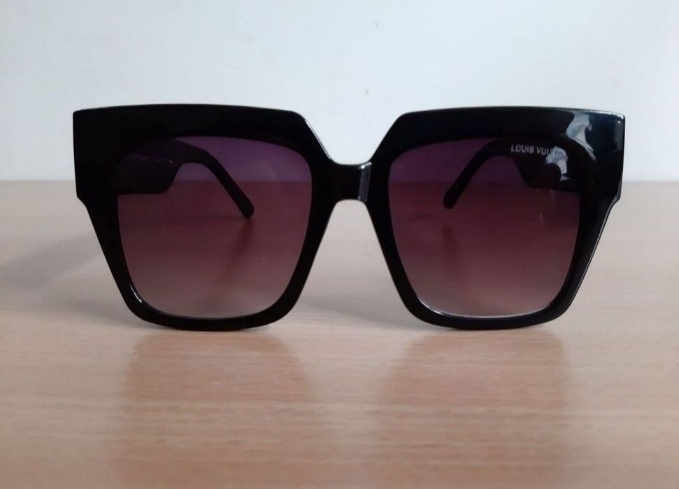 LOUIS VUITTON LV okulary przeciwsłoneczne damskie czarne, złota listwa