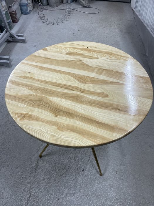 Круглий стіл з дерева