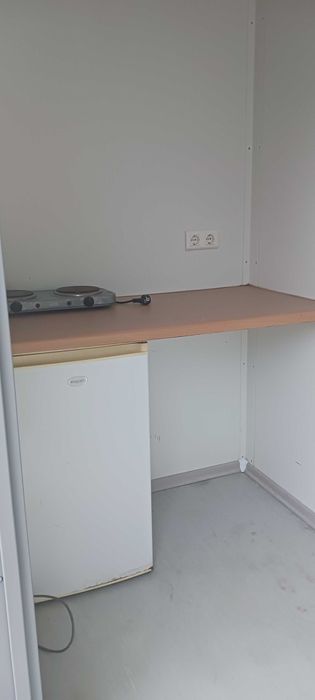 Kontener biurowy socjalny 20 - z przedsionkiem, lodówką oraz szafkami